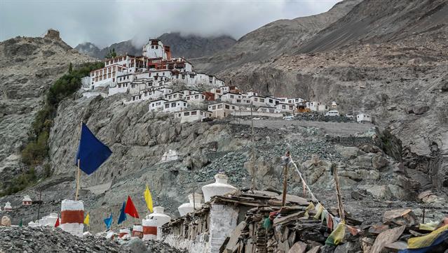 Monastery bei Diskit, Nubra Valley, Ladakh, Indien Das Nubra-Tal ist ein Hochgebirgstal auf durchschnittlich 3000 m Meereshöhe und liegt im äußersten Norden Indiens etwa 150 km nördlich von Leh.